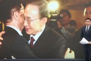 姻缘测试李明博、朴槿惠给金文洙打气 鼓励其争取赢得韩国大选